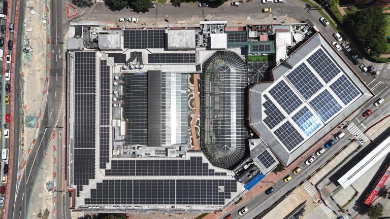 paneles solares sobre techo industrial